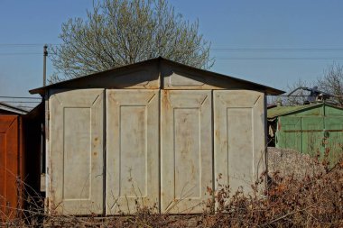 gri eski metal garaj mavi gökyüzüne karşı cephe