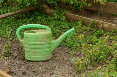 Yeşil kirli plastik sulama olabilir çim ve toprak