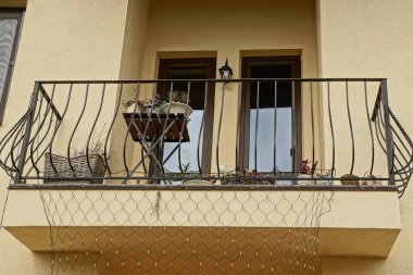siyah demir balkon kahverengi duvarda açık ile pencere eşiği