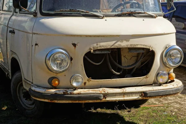 Eine Leere Graue Rostige Autokabine Auf Der Straße — Stockfoto