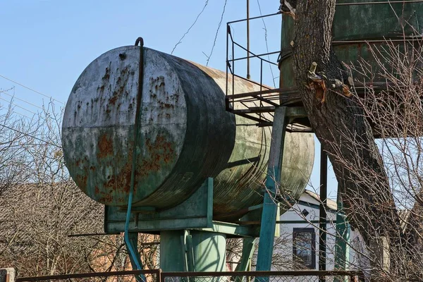 Μεγάλο Παλιό Σκουριασμένο Δεξαμενή Νερού Σταθμό Ενάντια Στον Ουρανό — Φωτογραφία Αρχείου