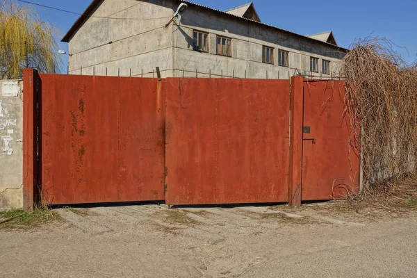 Red Old Metal Gates Street Gray Asphalt Road — Stock Photo, Image