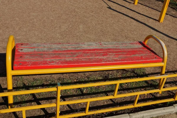 Banco Sucio Madera Amarillo Rojo Está Parado Arena Marrón — Foto de Stock