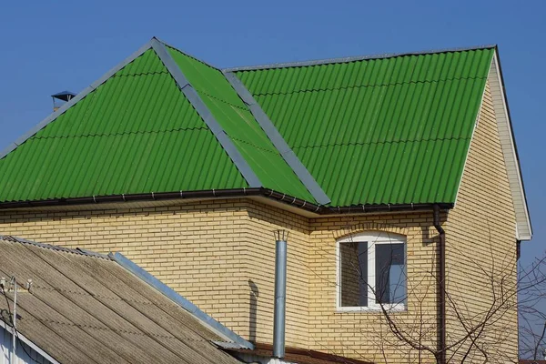 Partie Maison Avec Toit Ardoise Verte Mur Briques Avec Une — Photo