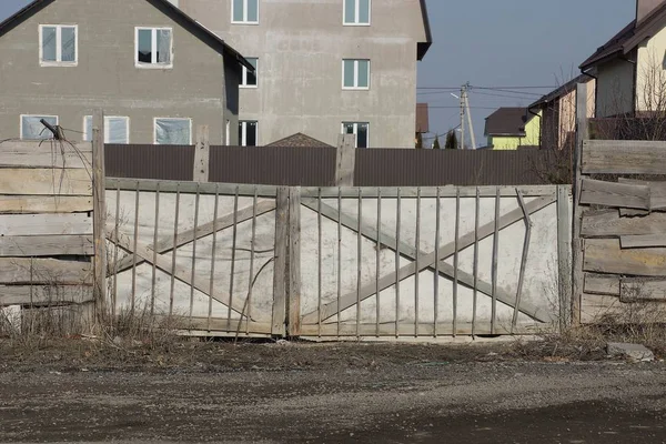 karayolu ile sokakta eski gri ahşap kapı