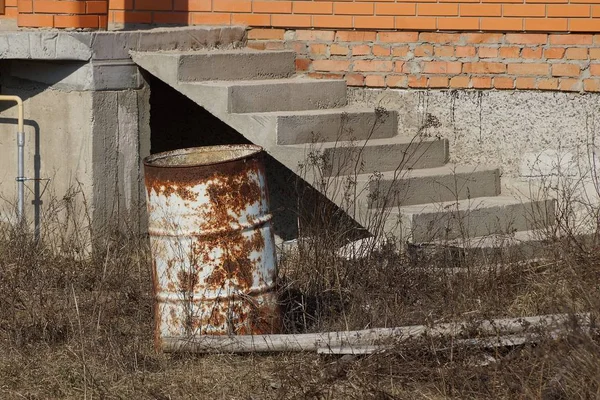 Rusty Old Barrel Stands Dry Grass House Ladder — Stok fotoğraf