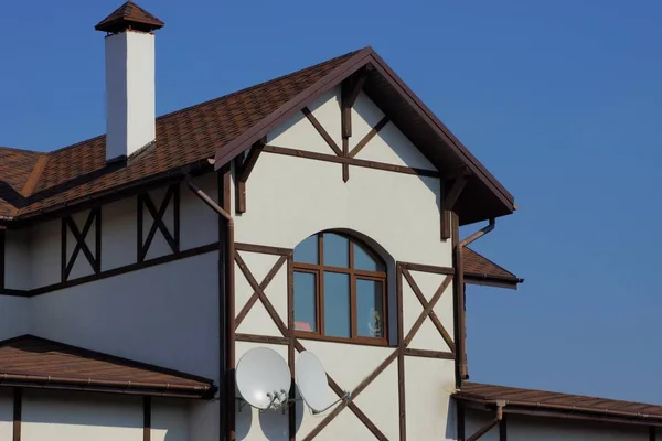 Graues Dachgeschoss Mit Fenster Und Braunen Ziegeln Auf Dem Dach — Stockfoto