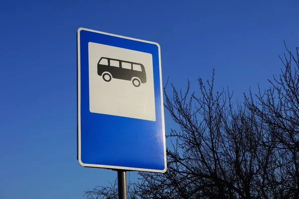 Road Sign Bushalte Een Achtergrond Van Blauwe Hemel — Stockfoto