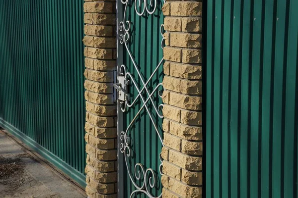 Part Fence Closed Door Green Metal Brown Brick — Stock Photo, Image