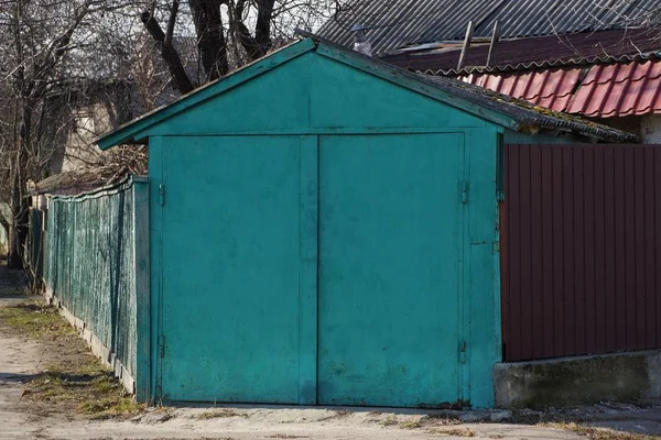 绿色金属车库和围栏在城市街道上 — 图库照片