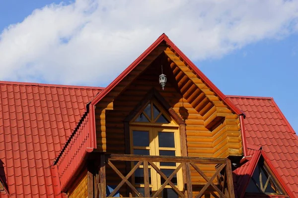 Brązowy Drewniany Balkon Drzwi Czerwone Dachówki Dachu Przed Niebo — Zdjęcie stockowe