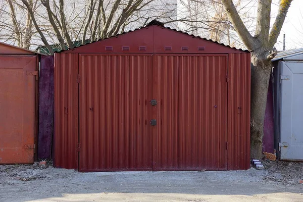 Garaje Grande Metal Rojo Con Puertas Cerradas Pie Fuera — Foto de Stock