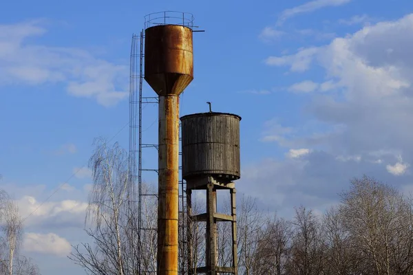 Δύο Παλιά Νερού Πύργους Του Μετάλλου Και Των Ξύλινων Ενάντια — Φωτογραφία Αρχείου