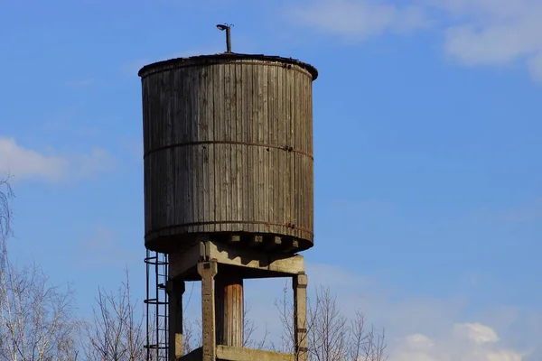 Vieja Torre Agua Madera Gris Contra Cielo Azul Nubes — Foto de Stock