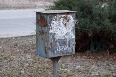 Elektrik sokak için eski kirli metal kutu