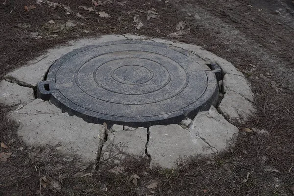 Gri Beton Kuru Yol Döşeme Demir Rögar Yuvarlak — Stok fotoğraf