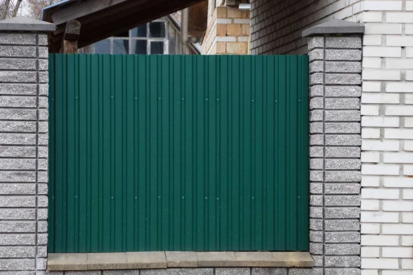 Part Fence Green Metal Gray Brick Street — Stock Photo, Image