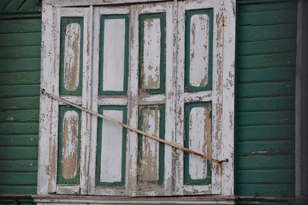 Eski Pencere Yeşil Duvardaki Beyaz Ahşap Kepenkleri Kapalı — Stok fotoğraf