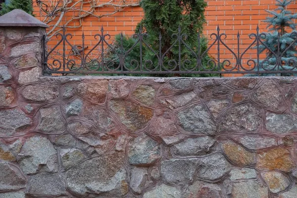 Parte Una Valla Piedra Marrón Con Varillas Hierro Afiladas — Foto de Stock