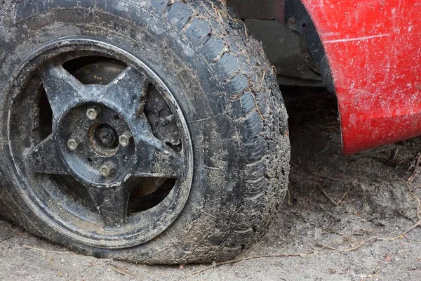 Pneu Crevé Noir Une Voiture Rouge Sur Chemin Terre — Photo