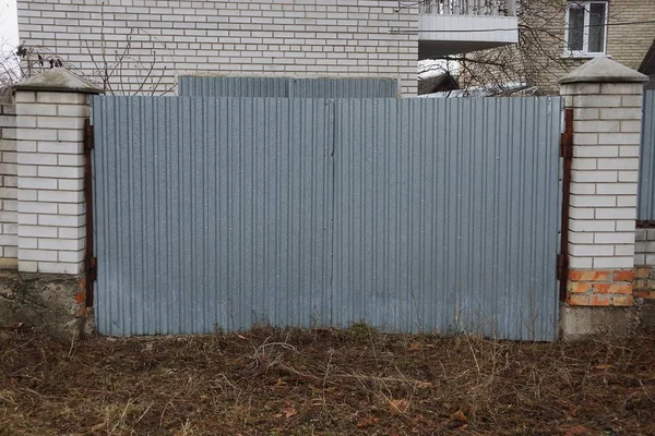 Gray Metal Gates Part Brick Fence Dry Grass — Stock Photo, Image