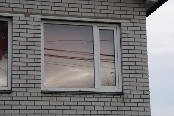 Grande Fenêtre Carrée Sur Mur Briques Grises Bâtiment — Photo