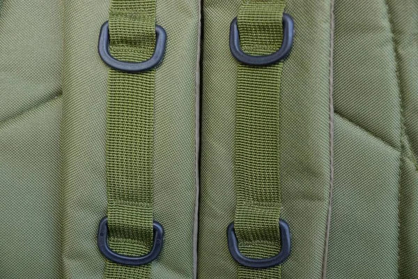 ハーネス付きのバックパックから緑の布テクスチャ — ストック写真