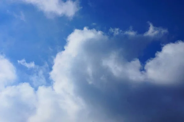 Viele Schöne Weiße Wolken Blauen Himmel Einem Sonnigen Tag — Stockfoto