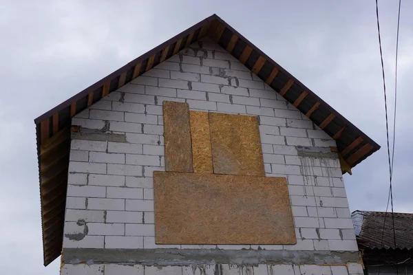 Dachboden Eines Grauen Backsteinhauses Mit Vergittertem Fenster — Stockfoto