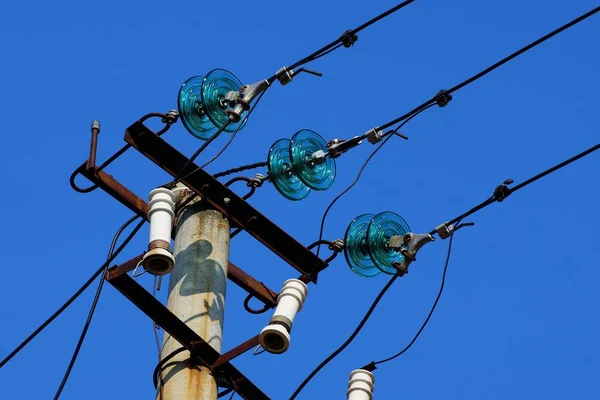 Parte Pilar Concreto Com Fios Contra Céu Azul — Fotografia de Stock