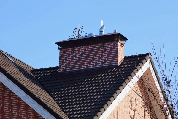 Chimenea Ladrillo Techo Con Baldosas Marrones Contra Cielo Azul —  Fotos de Stock