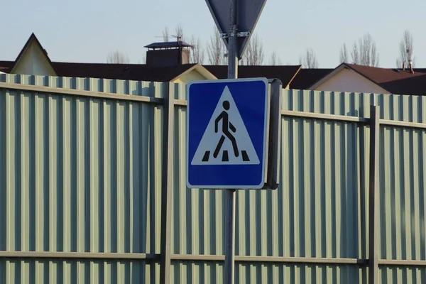 Square Road Sign Gyalogos Átkelés Utcán Közel Zöld Fém Kerítés — Stock Fotó