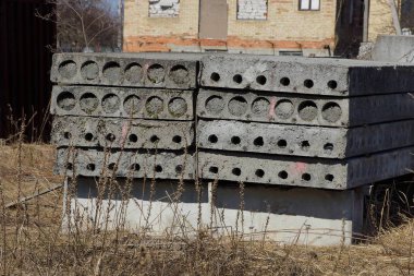 bir inşaat sitesinde kuru ot eski gri beton döşeme satırı