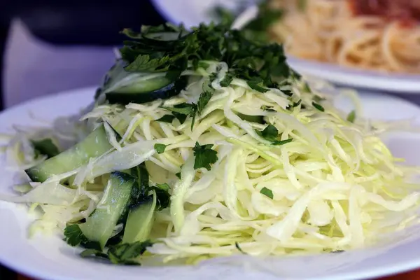 Taze Salata Beyaz Lahana Salatalık Turşusu — Stok fotoğraf