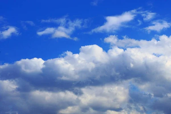 在白天的蓝天上出现许多白色的灰色云朵 — 图库照片
