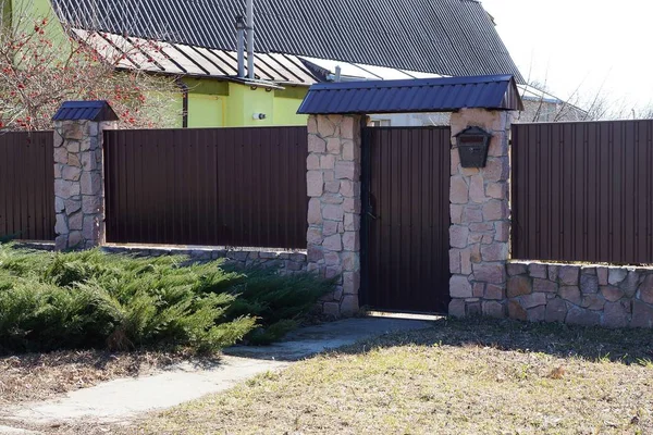 Cerca Marrón Con Una Puerta Cerrada Metal Ladrillo Calle — Foto de Stock