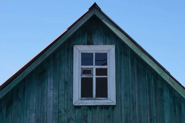 Stary Zielony Loft Drewniane Białe Okno Przeciw Błękitne Niebo — Zdjęcie stockowe