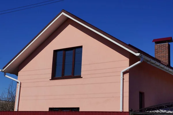 Fassade Eines Hauses Mit Rosa Wand Und Braunem Fenster Gegen — Stockfoto