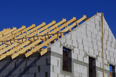 bir ev ahşap plakalar ve mavi gökyüzü karşı gri tuğla inşa