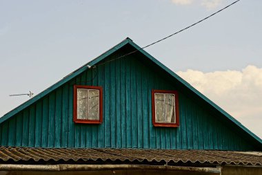 Küçük pencereler ile yeşil ahşap tavan