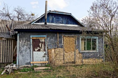 Eski bir ev ile bir kapı ve pencere eşiği bahçedeki cephe