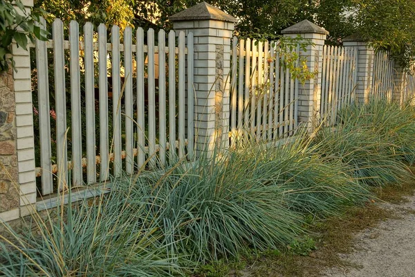 Grauer Ländlicher Zaun Mit Hohem Gras Der Nähe Einer Landstraße — Stockfoto