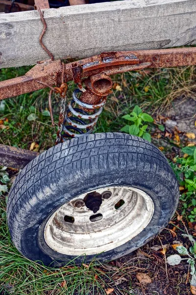 Una Rueda Vieja Con Muelle Oxidado Carro Patio —  Fotos de Stock