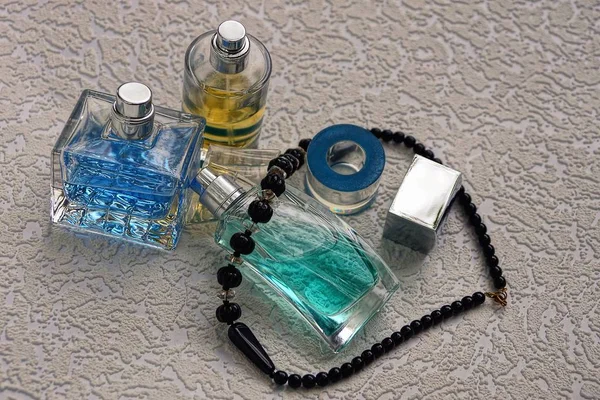 Bottiglie Vetro Con Spiriti Perline Nere Sfondo Grigio — Foto Stock