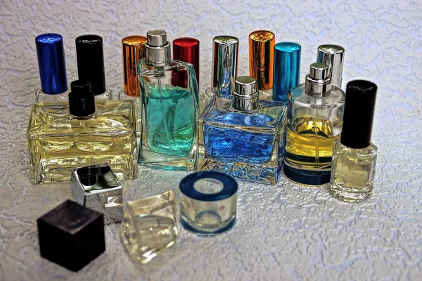 Garrafas Vidro Coloridas Com Perfume Uma Mesa Cinza — Fotografia de Stock