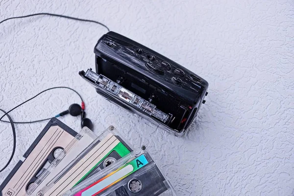 Speler Met Koptelefoon Cassettes Een Grijs Bureau — Stockfoto