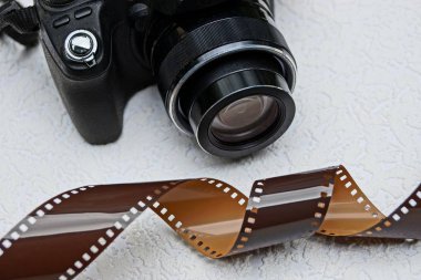 Kahverengi film ve siyah kamera objektifi