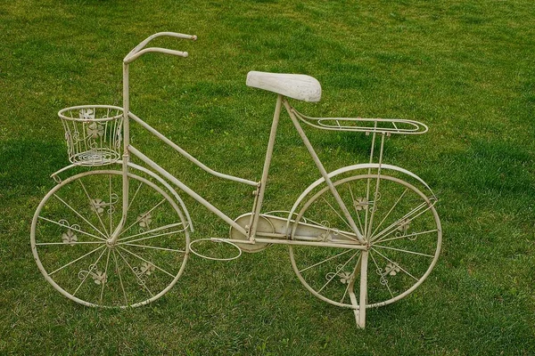 绿色草坪上的装饰白色金属自行车 — 图库照片