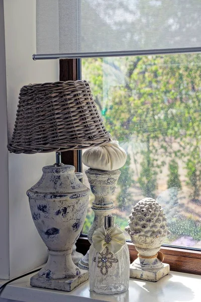 Lampa Butelkowa Dekoracje Parapecie Pobliżu Okna — Zdjęcie stockowe