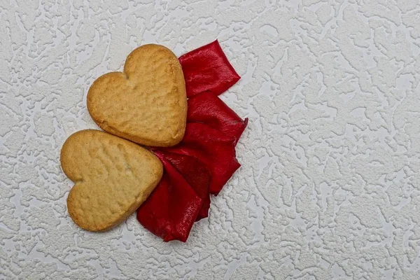 Два Сердца Печенья Лепестками Роз — стоковое фото